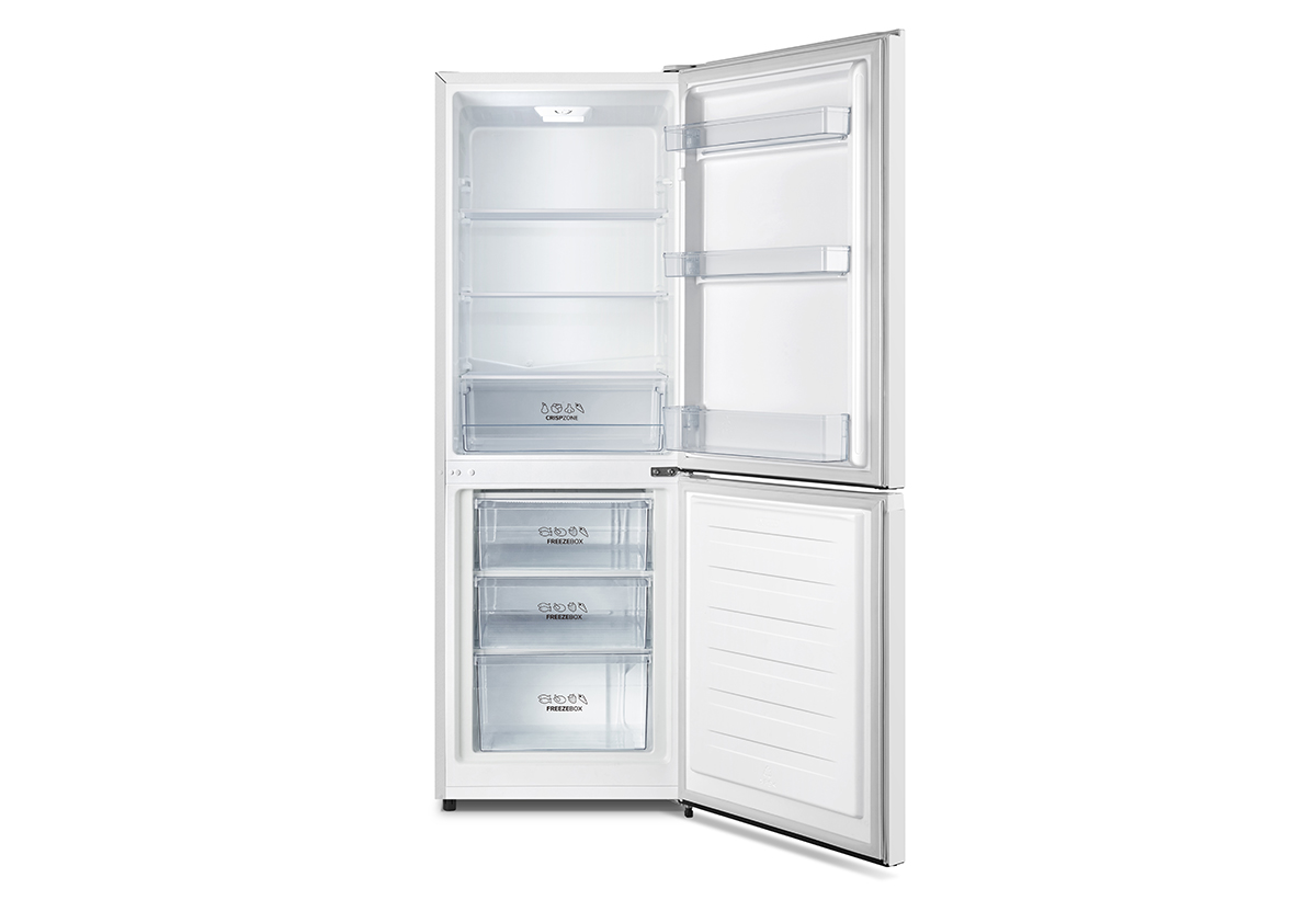 Απεικονίζεται το ψυγείο με ανοιχτή την πόρτα.